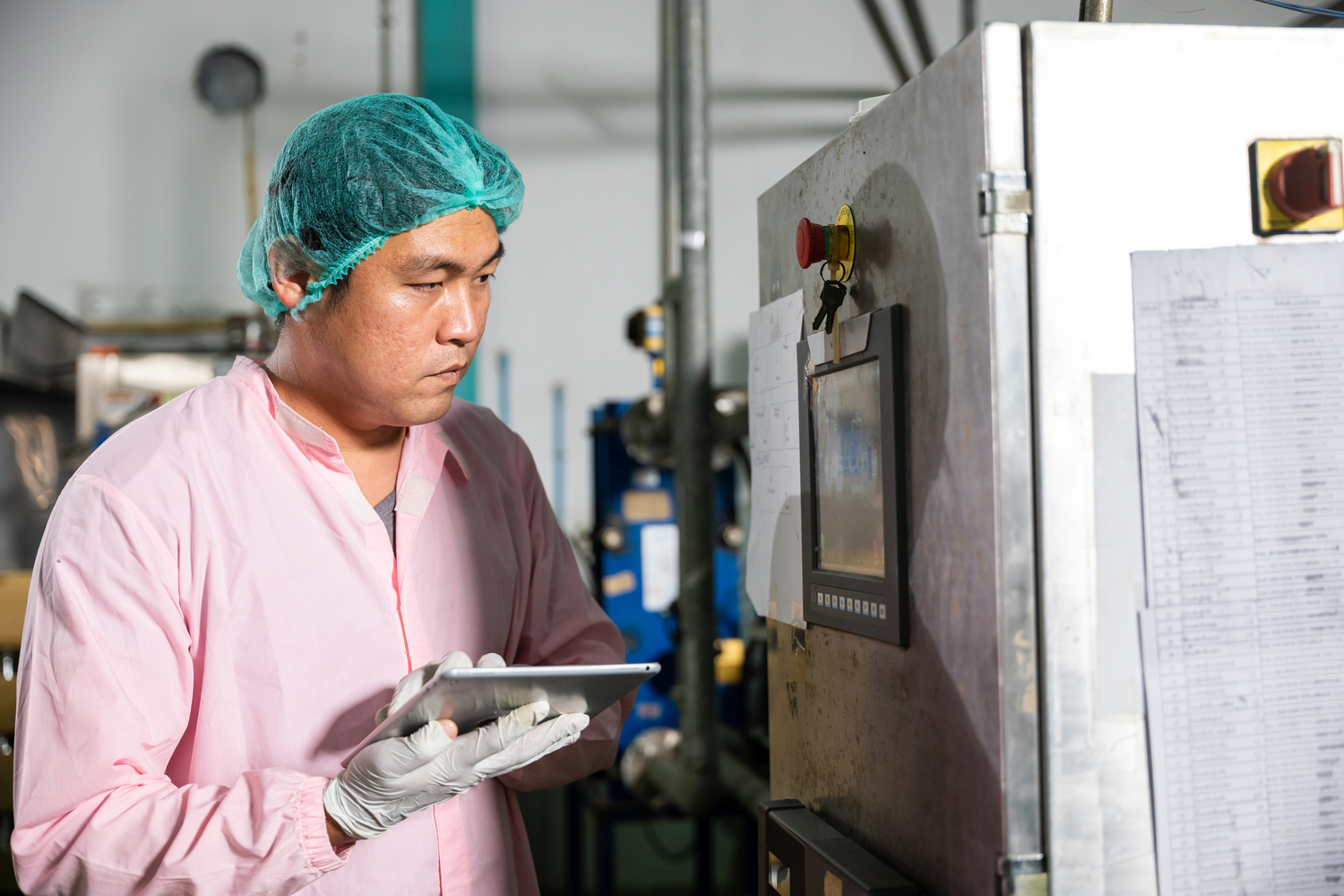 fabriek operator met tablet
